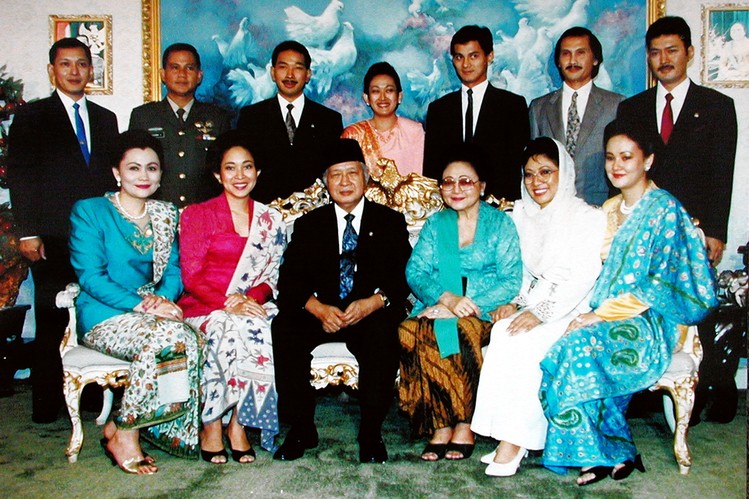 pose-remaja-acungkan-jari-tengah-ke-relief-soeharto-ini-tuai-hujatan