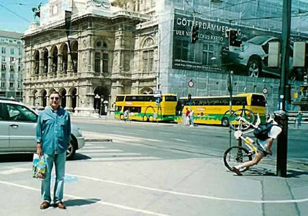 Foto-foto ini jadi kocak karena ada hal aneh didalamnya