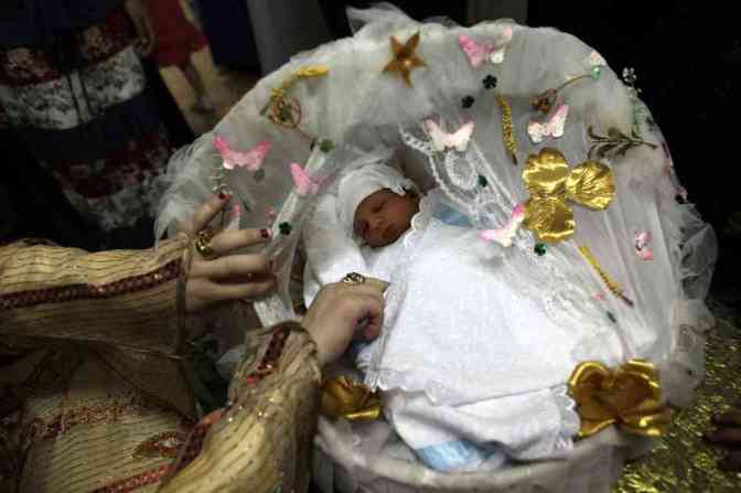 11 Ritual unik untuk bayi dari berbagai negara
