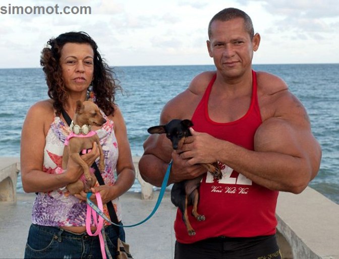 Agan ingin memiliki lengan besar seperti Popeye? Jangan meniru cara ini!