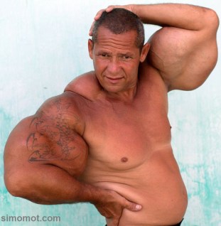 Agan ingin memiliki lengan besar seperti Popeye? Jangan meniru cara ini!