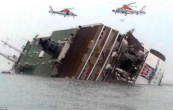 Foto-Foto Mengharukan Penyelamatan Korban Tenggelamnya Kapal Ferry Sewol
