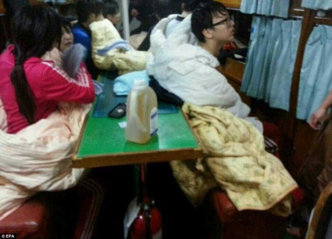 Foto-Foto Mengharukan Penyelamatan Korban Tenggelamnya Kapal Ferry Sewol
