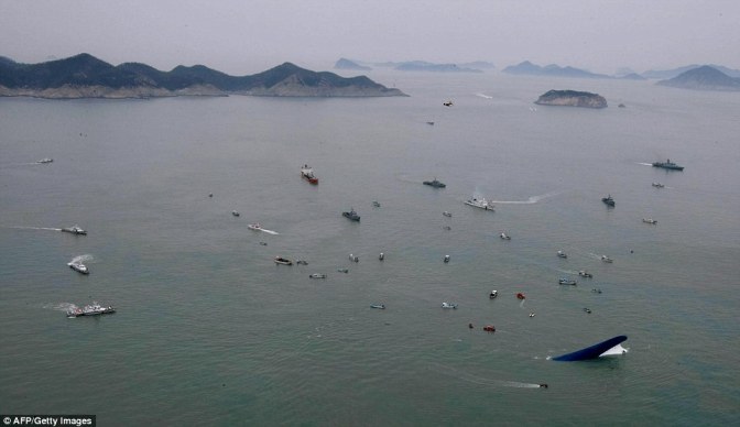 Foto-Foto Mengharukan Penyelamatan Korban Tenggelamnya Kapal Ferry Sewol