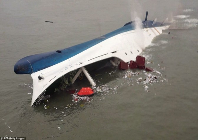 Foto-Foto Mengharukan Penyelamatan Korban Tenggelamnya Kapal Ferry Sewol