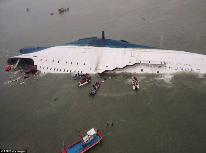 Foto-Foto Mengharukan Penyelamatan Korban Tenggelamnya Kapal Ferry Sewol