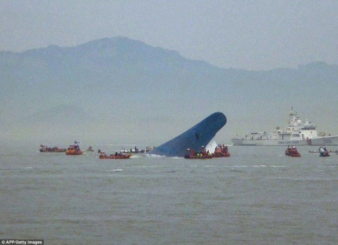 Foto-Foto Mengharukan Penyelamatan Korban Tenggelamnya Kapal Ferry Sewol
