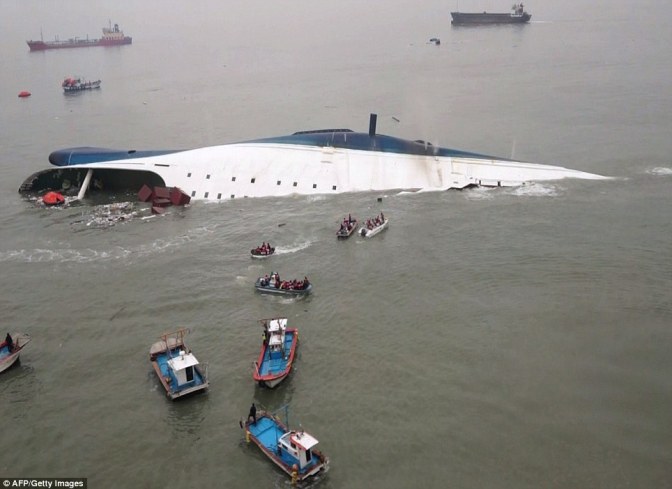 Foto-Foto Mengharukan Penyelamatan Korban Tenggelamnya Kapal Ferry Sewol