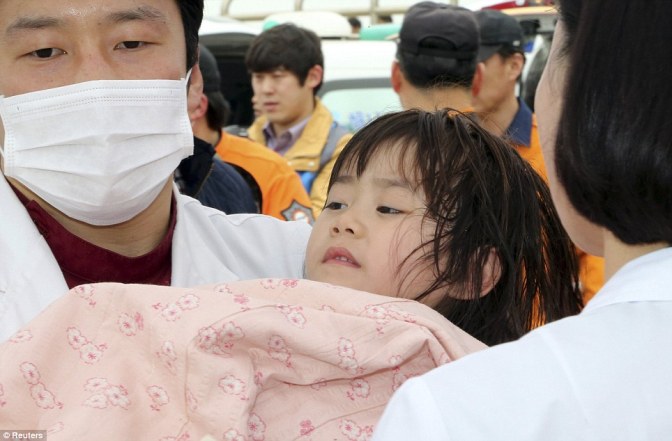 Foto-Foto Mengharukan Penyelamatan Korban Tenggelamnya Kapal Ferry Sewol