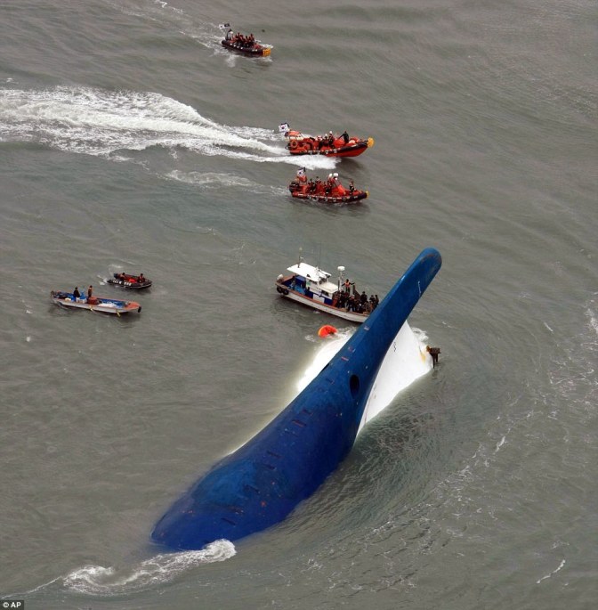 Foto-Foto Mengharukan Penyelamatan Korban Tenggelamnya Kapal Ferry Sewol