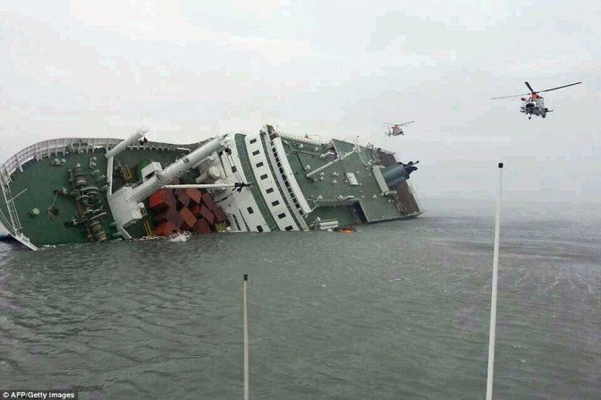 Foto-Foto Mengharukan Penyelamatan Korban Tenggelamnya Kapal Ferry Sewol