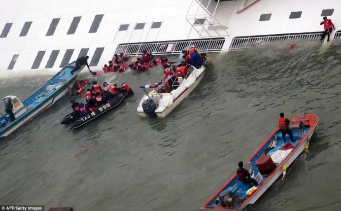 Foto-Foto Mengharukan Penyelamatan Korban Tenggelamnya Kapal Ferry Sewol