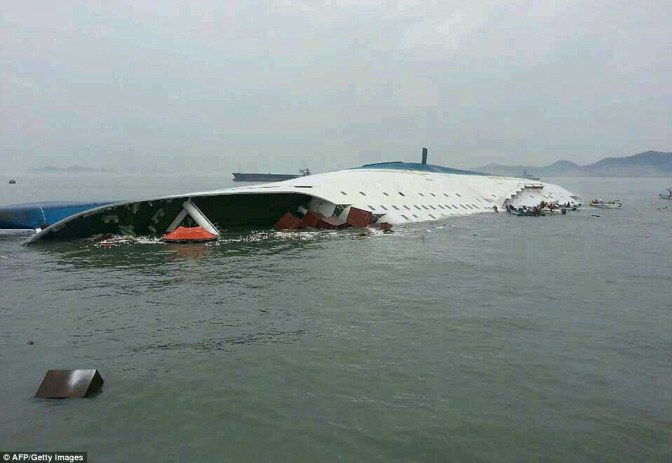 Foto-Foto Mengharukan Penyelamatan Korban Tenggelamnya Kapal Ferry Sewol