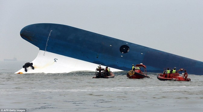 Foto-Foto Mengharukan Penyelamatan Korban Tenggelamnya Kapal Ferry Sewol