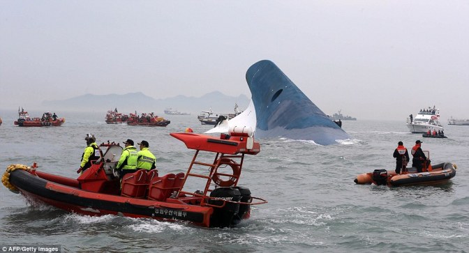 Foto-Foto Mengharukan Penyelamatan Korban Tenggelamnya Kapal Ferry Sewol