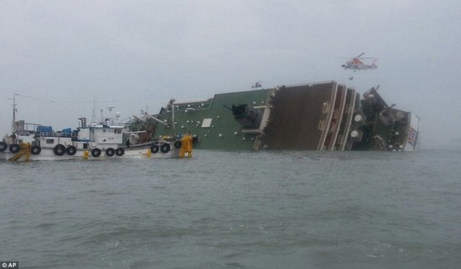 Foto-Foto Mengharukan Penyelamatan Korban Tenggelamnya Kapal Ferry Sewol