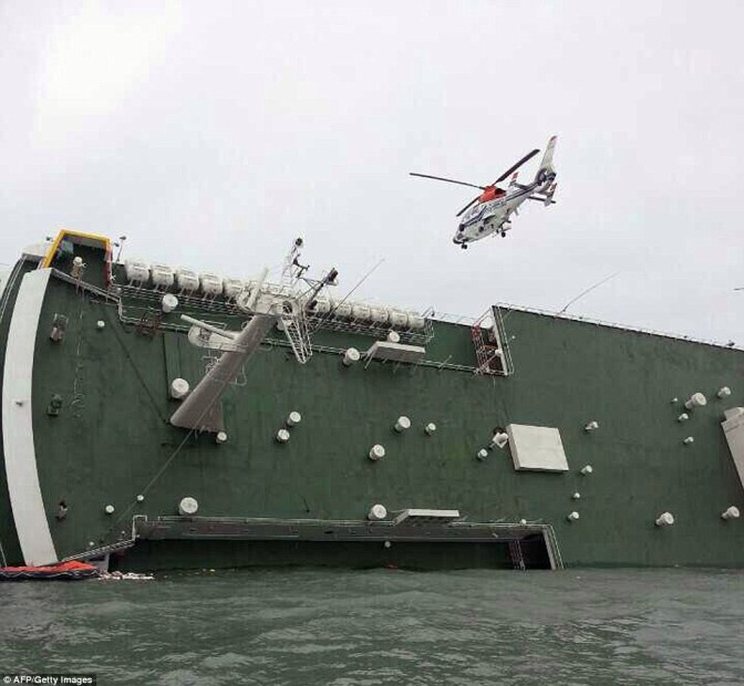 Foto-Foto Mengharukan Penyelamatan Korban Tenggelamnya Kapal Ferry Sewol