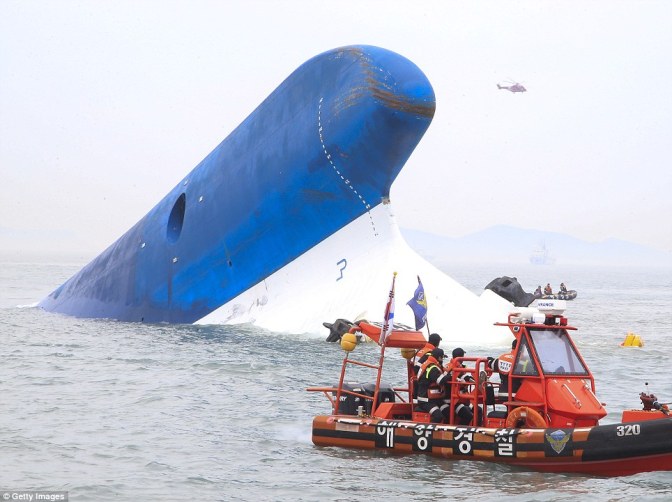Foto-Foto Mengharukan Penyelamatan Korban Tenggelamnya Kapal Ferry Sewol