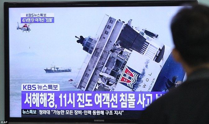Foto-Foto Mengharukan Penyelamatan Korban Tenggelamnya Kapal Ferry Sewol