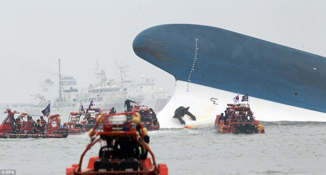 Foto-Foto Mengharukan Penyelamatan Korban Tenggelamnya Kapal Ferry Sewol