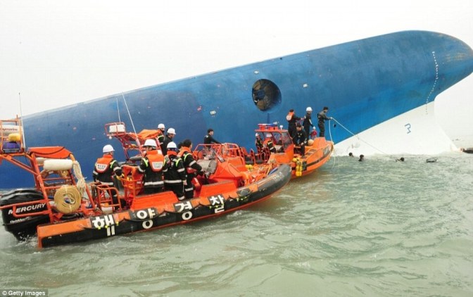 Foto-Foto Mengharukan Penyelamatan Korban Tenggelamnya Kapal Ferry Sewol