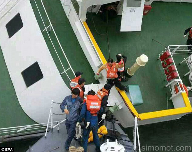 Foto-Foto Mengharukan Penyelamatan Korban Tenggelamnya Kapal Ferry Sewol