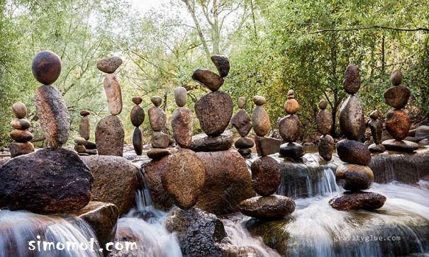 Seniman ini menyusun batuan kerikil menjadi menara keseimbangan yang sukar dipercaya