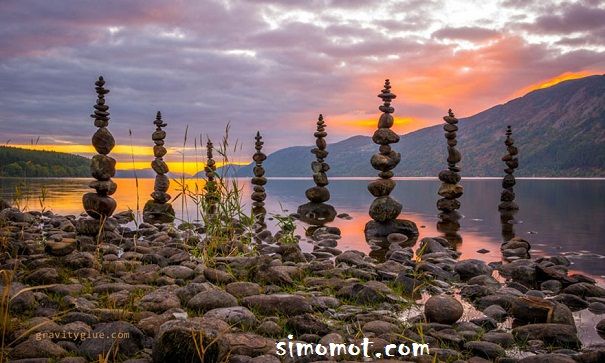 Seniman ini menyusun batuan kerikil menjadi menara keseimbangan yang sukar dipercaya