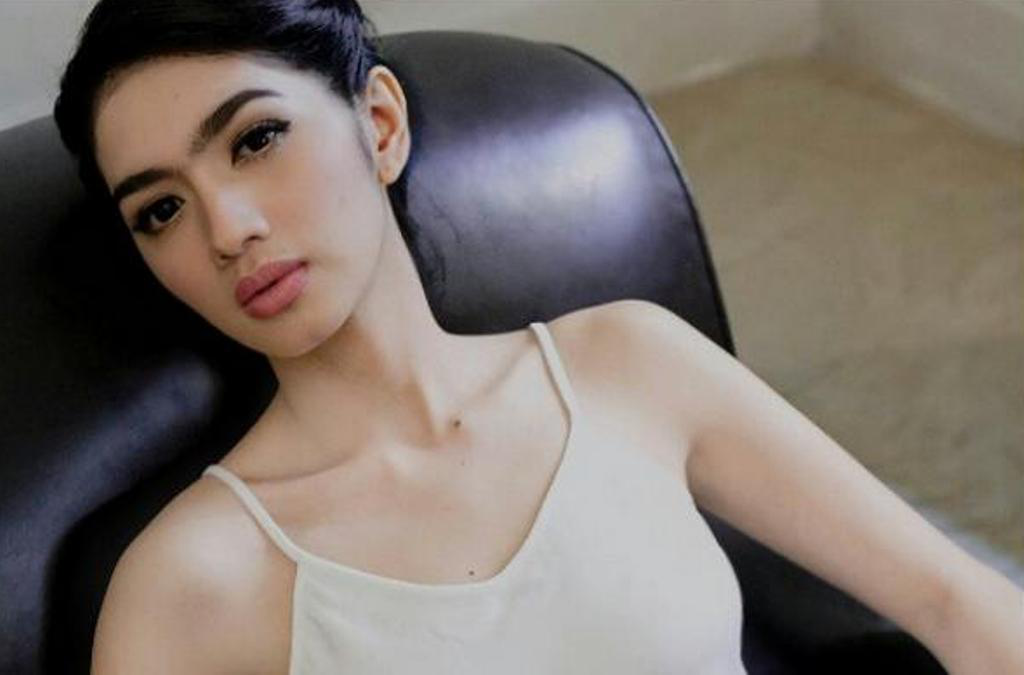 Pakai Lipstik Merah, Angel Karamoy Melayani &quot;Pelanggan&quot;
