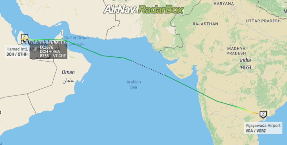 tabrak-tiang-lampu-saat-mendarat-pesawat-ini-selamat-meski-alami-kerusakan
