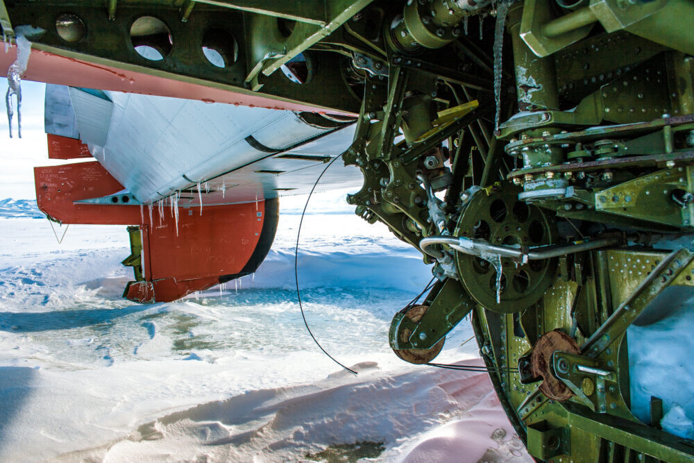 penampakan-pesawat-misterius-di-antartika-terkubur-usai-kena-badai-dahsyat
