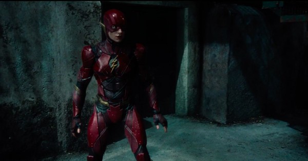 Kenapa Petir The Flash Versi Ezra Miller Berwarna Biru?