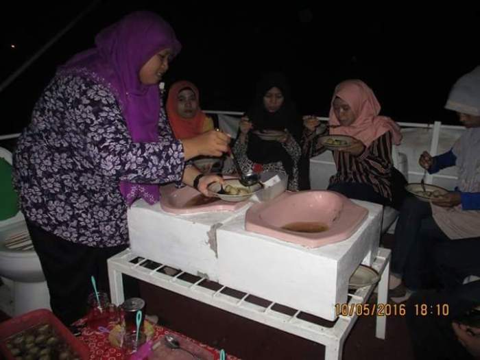 Cafe Jamban, Sensasi Unik Hidangan Diatas Closet