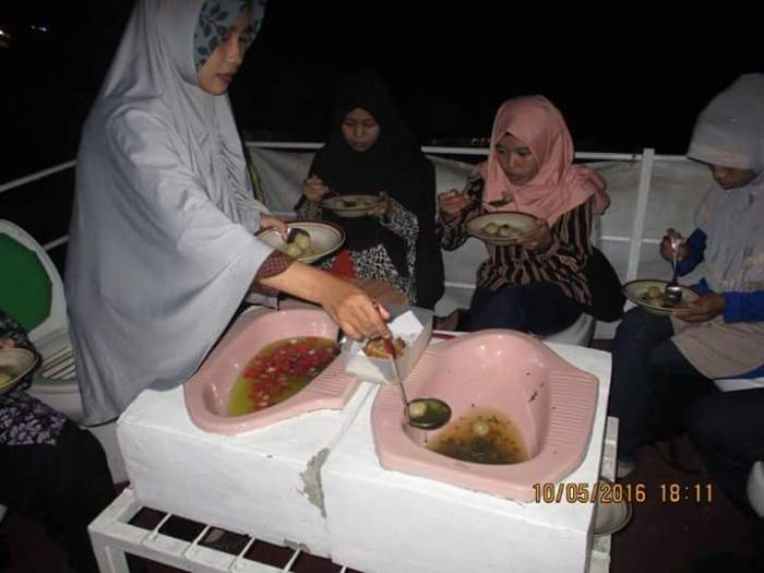 Cafe Jamban, Sensasi Unik Hidangan Diatas Closet