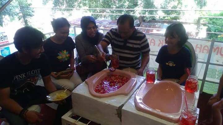 Cafe Jamban, Sensasi Unik Hidangan Diatas Closet