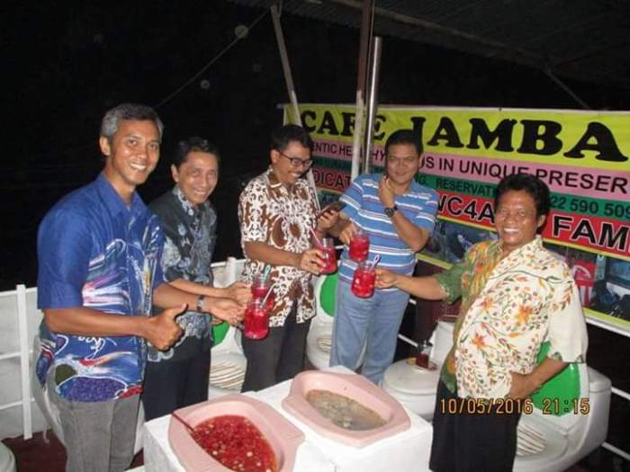 Cafe Jamban, Sensasi Unik Hidangan Diatas Closet