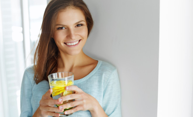 10 Alasan Kenapa Kamu Harus Minum Air Lemon Setiap Pagi