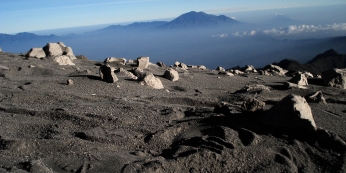 8 tempat wisata paling menantang di Indonesia