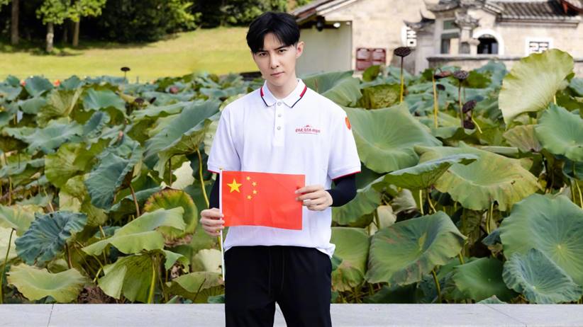 Foto Pegang Bendera Tiongkok, Danson Tang Dapat Kecaman dari Netizen Taiwan