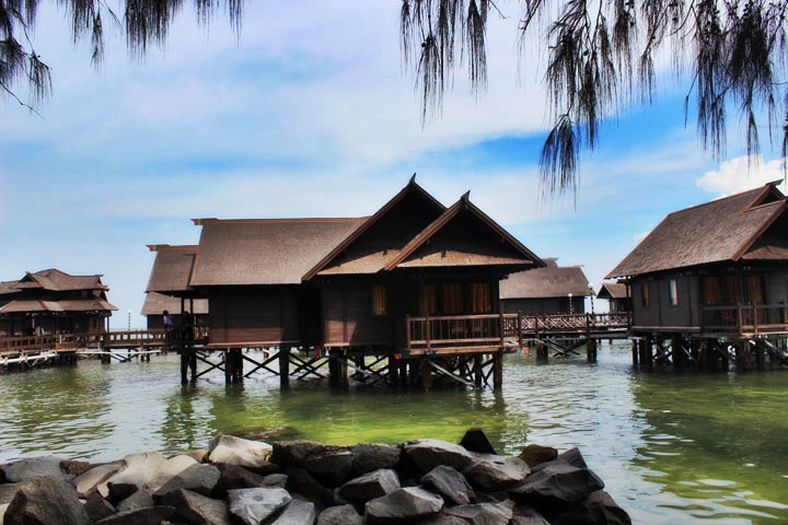 6 destinasi wisata laut dengan hotel terapung paling indah di indonesia