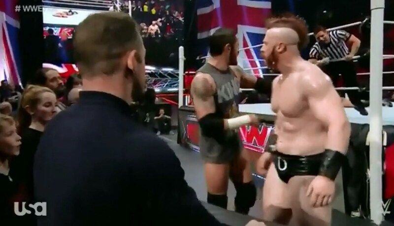 Hebat! Wayne Rooney Tampar Pegulat WWE Sampai Tersungkur