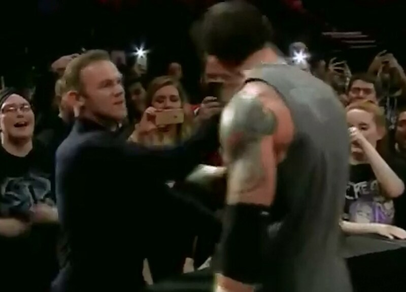 Hebat! Wayne Rooney Tampar Pegulat WWE Sampai Tersungkur