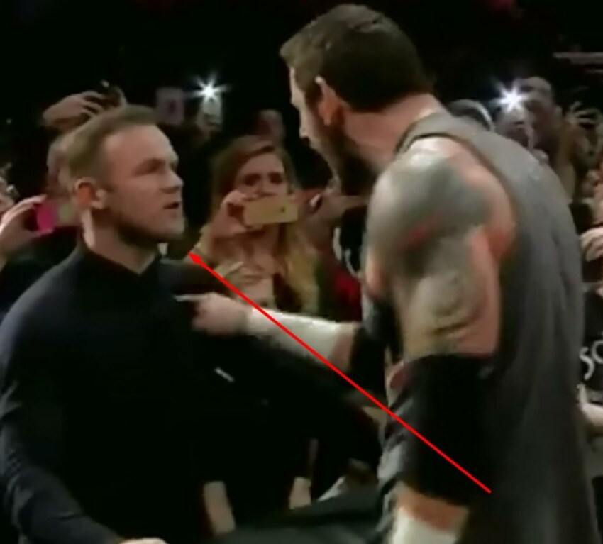 Hebat! Wayne Rooney Tampar Pegulat WWE Sampai Tersungkur