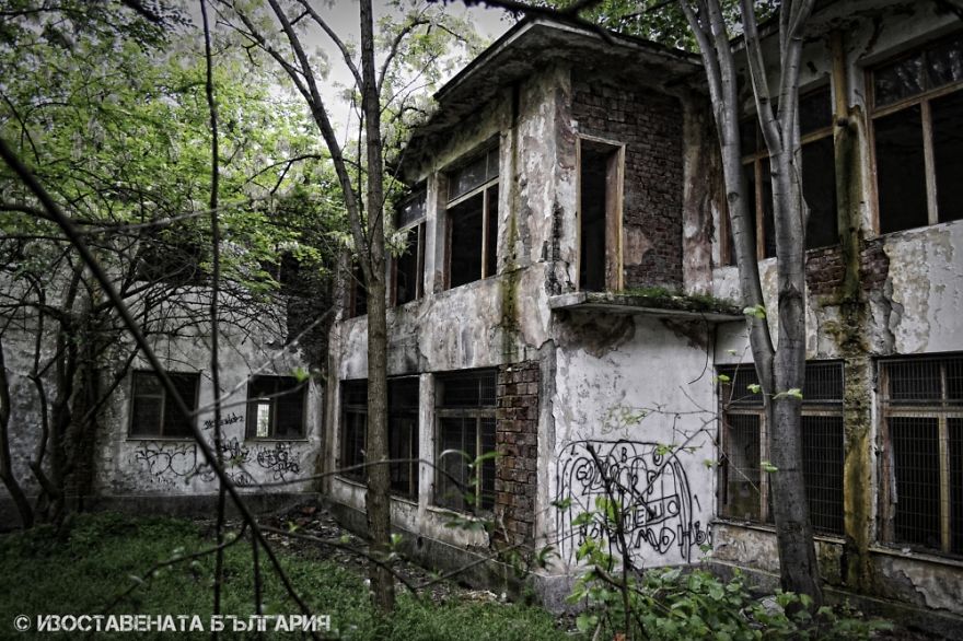 Mengintip Bangunan Peninggalan dan Terbengkalai yang Mengerikan di Bulgaria