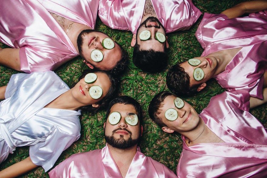 Apa Jadinya Kalo Sekelompok Pria Jadi Bridesmaid? Nah Loh, Kok Bisa?