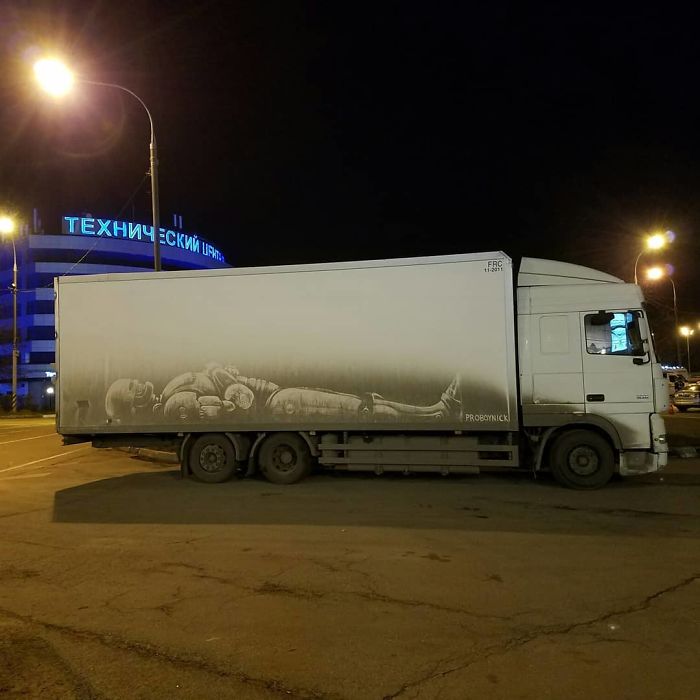 Gokil! Menggambar Di Atas Mobil Yang Berdebu, Hasilnya Wow
