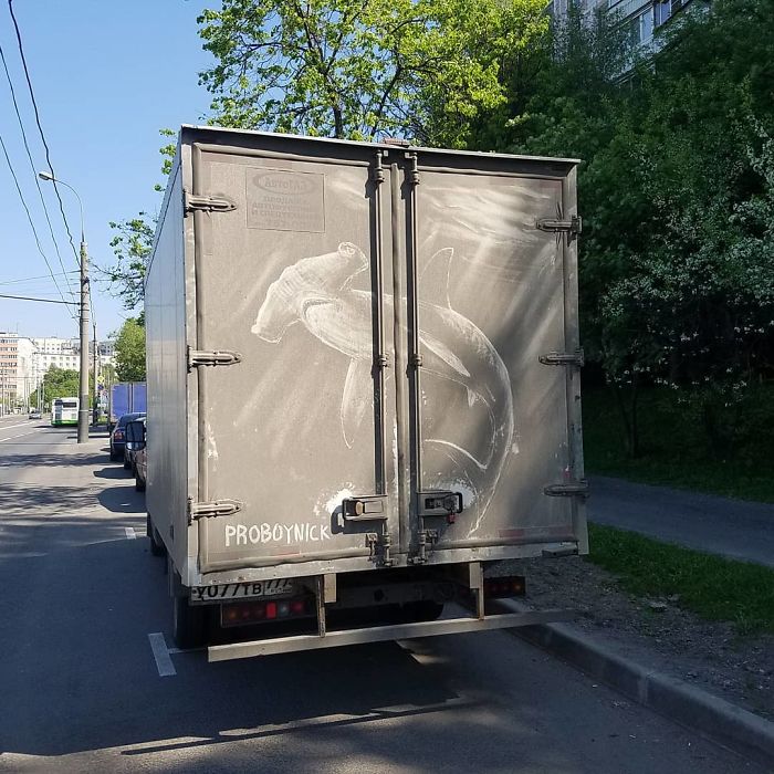 Gokil! Menggambar Di Atas Mobil Yang Berdebu, Hasilnya Wow