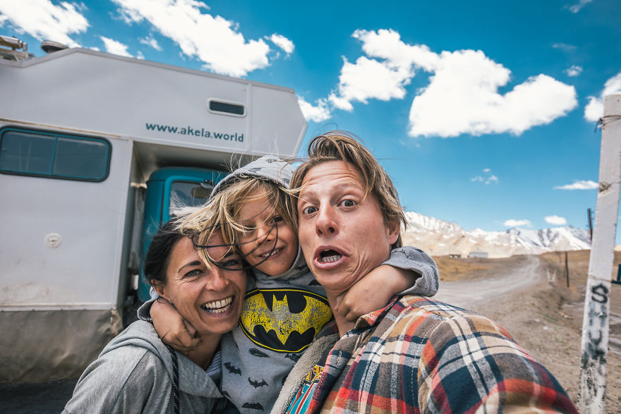 Gokil, Keluarga Kecil Ini Traveling Dari Australia Hingga Eropa Dengan Truk Bekas