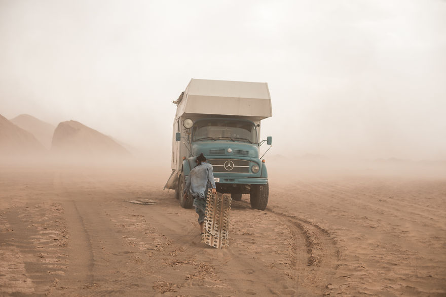 Gokil, Keluarga Kecil Ini Traveling Dari Australia Hingga Eropa Dengan Truk Bekas