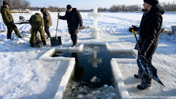 Tradisi Unik Rusia : Berendam Air Es Rayakan Hari Epiphany